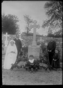 978-087-3943-communiante-famille-2-st-just-la-grehandais-paty-germaine21-1914-1926-tombe-curieux